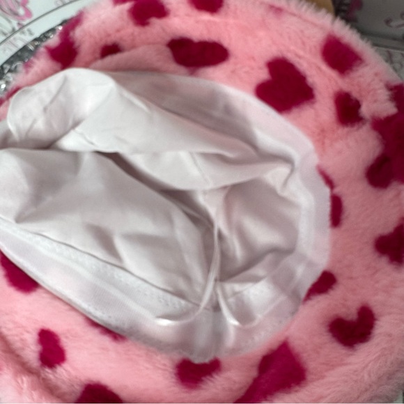Hat hearts pink furry faux fur fuzzy bucket winter touque adjustable interior - Picture 9 of 9